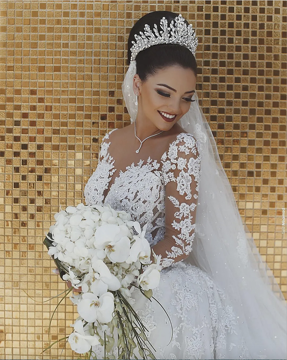 Abiti da sposa a sirena con cristalli bianchi di lusso a Dubai Abiti da sposa a maniche lunghe con scollo a barchetta e maniche lunghe staccabili