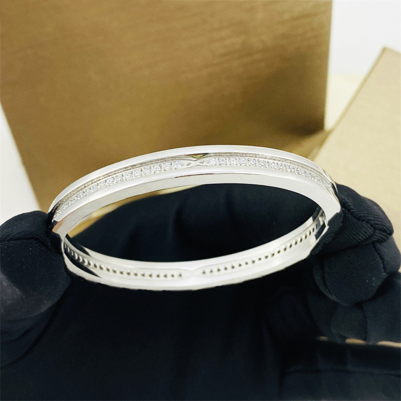 Designer di alta qualità Bracciale con fibbia tempestata di diamanti di dimensioni medie uomo e donna Bracciale alla moda popolare placcato spesso ogni occasione