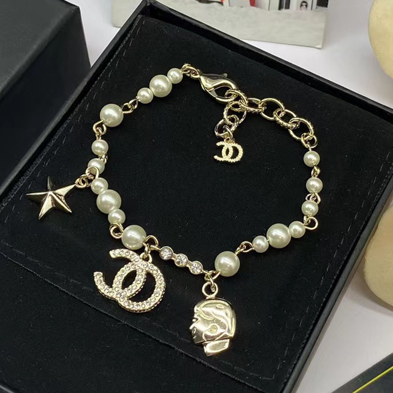 2023 nuovo braccialetto a catena di perle naturali di lusso marchio classico designer braccialetto CC moda braccialetto di fascino coreano le donne regalo di gioielli da sposa