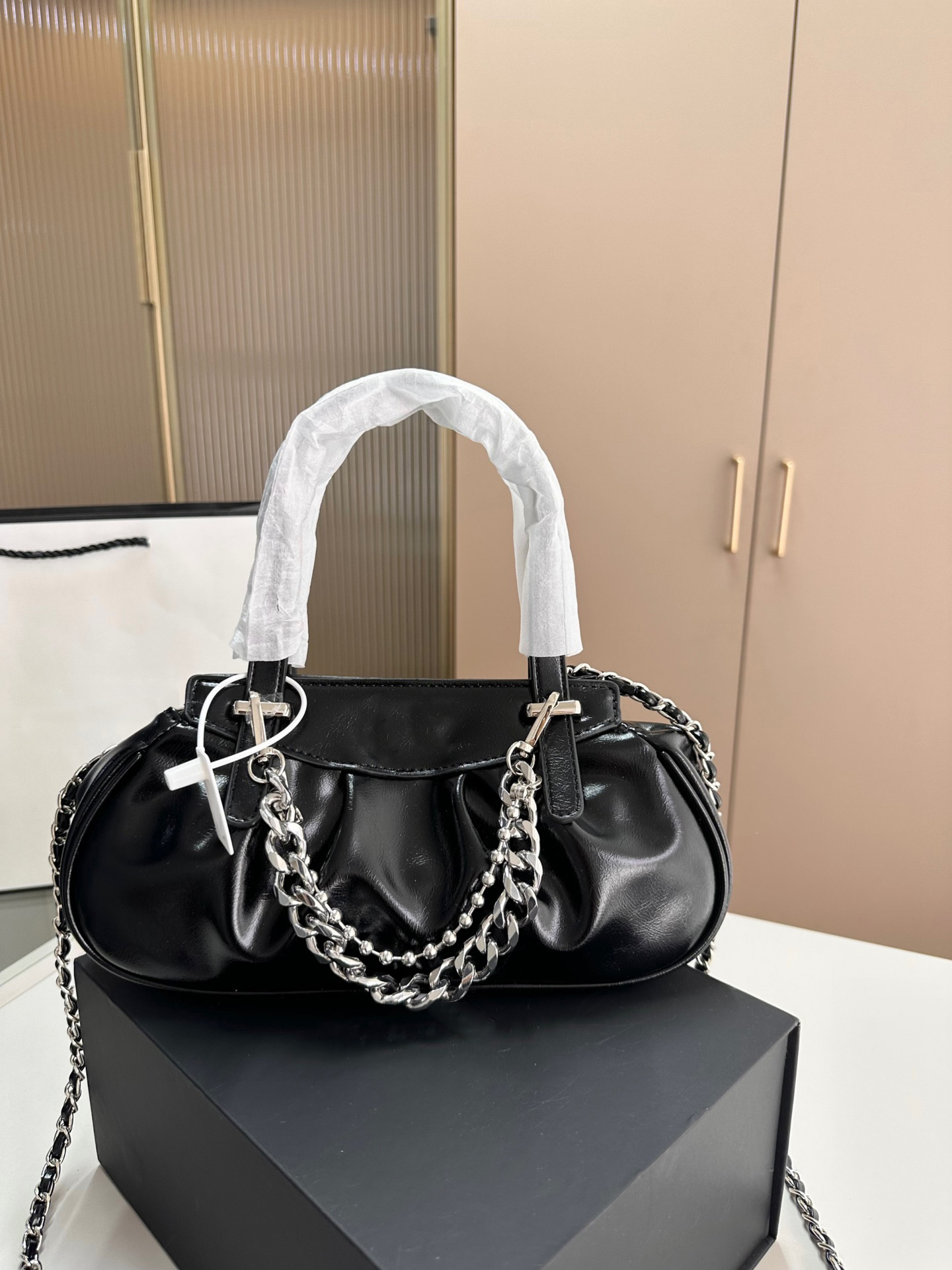 High quality hand bag Handbag Underarm bag Stylish everything durable delicate chain bag