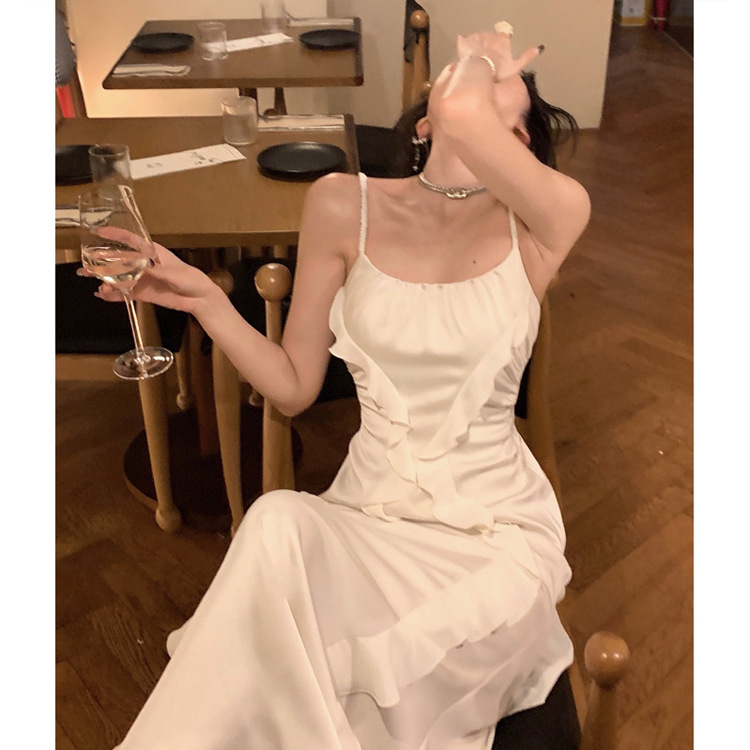 基本カジュアルドレス純粋な風ロング明るい月光白サテン木製耳エッジストラップドレス女性の夏のフランスの気質ロングドレス