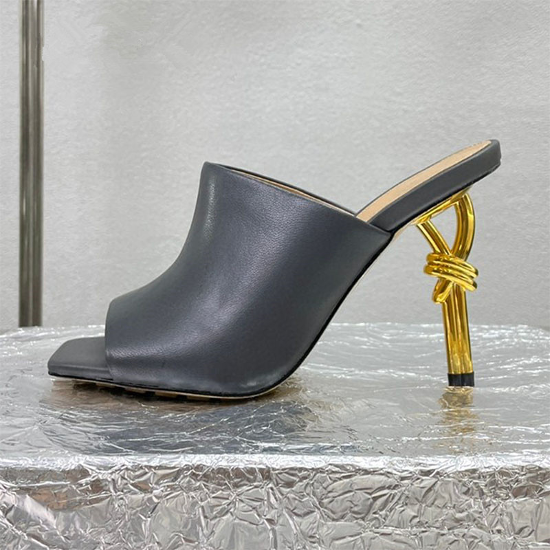 2023 letnia błyszcząca skóra złote metalowe klapki na wysokim obcasie damskie kwadratowe Peep Toe muły seksowna sukienka na imprezę slajdy buty