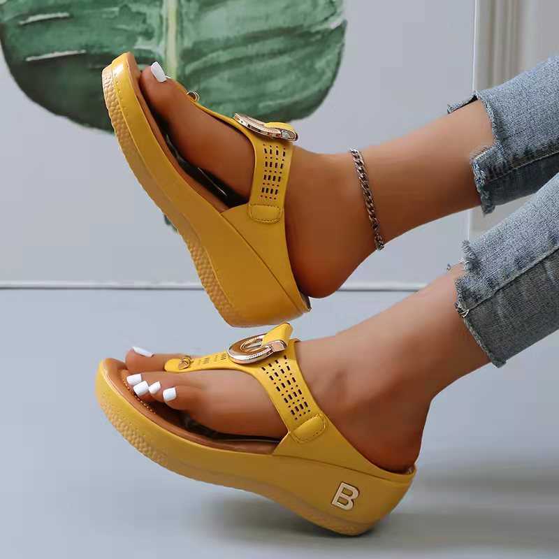 Novas Sandálias Femininas de Verão Chinelos Dedo Aberto Sapatos de Praia Cunhas Chinelos Confortáveis Sandálias Bonitas Plu Size 35~43 Chaussure Femme L230704