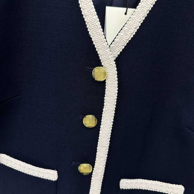 Vestido de dos piezas diseñador Contraste con cuello en v patchwork top corto + media falda temperamento casual, moderno, simple y elegante, conjunto blanco azul oscuro PJI4
