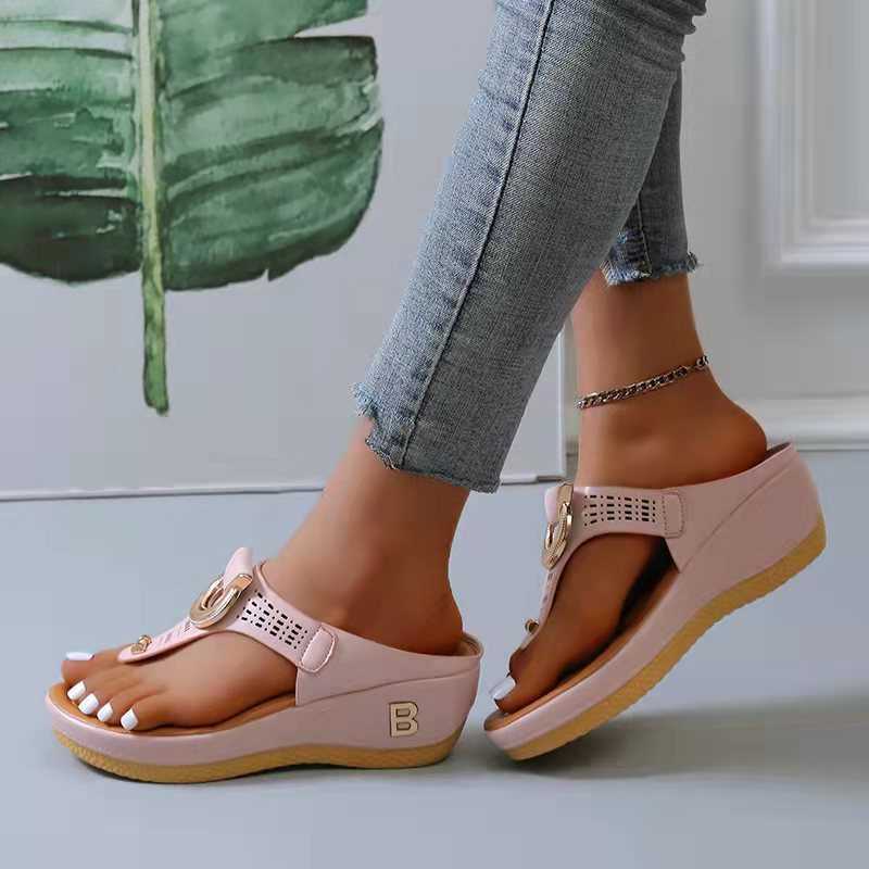 Novas Sandálias Femininas de Verão Chinelos Dedo Aberto Sapatos de Praia Cunhas Chinelos Confortáveis Sandálias Bonitas Plu Size 35~43 Chaussure Femme L230704