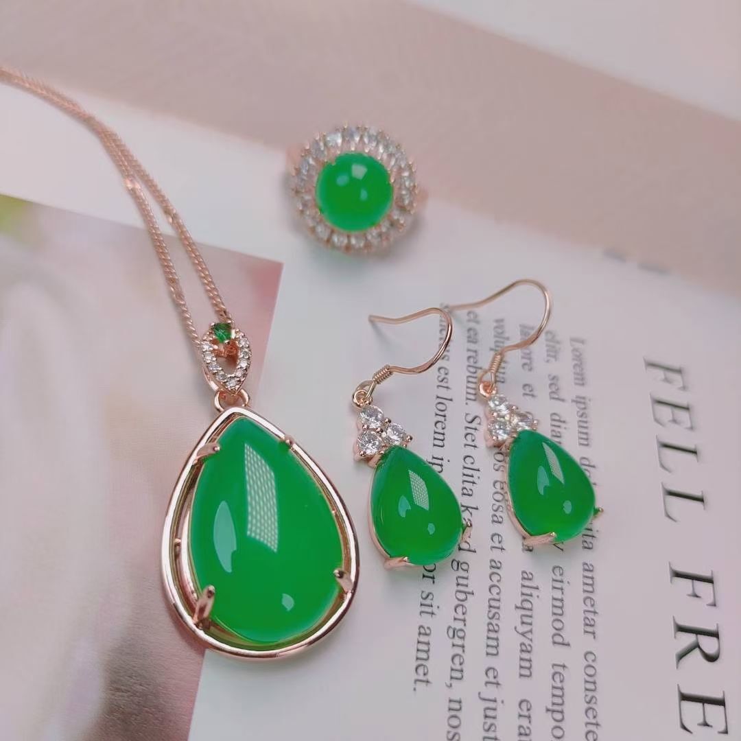 Lussuoso cristallo intarsiato Natural Pink chalcedony verde ciondolo collana orecchini anello set 3 pezzi set di gioielli