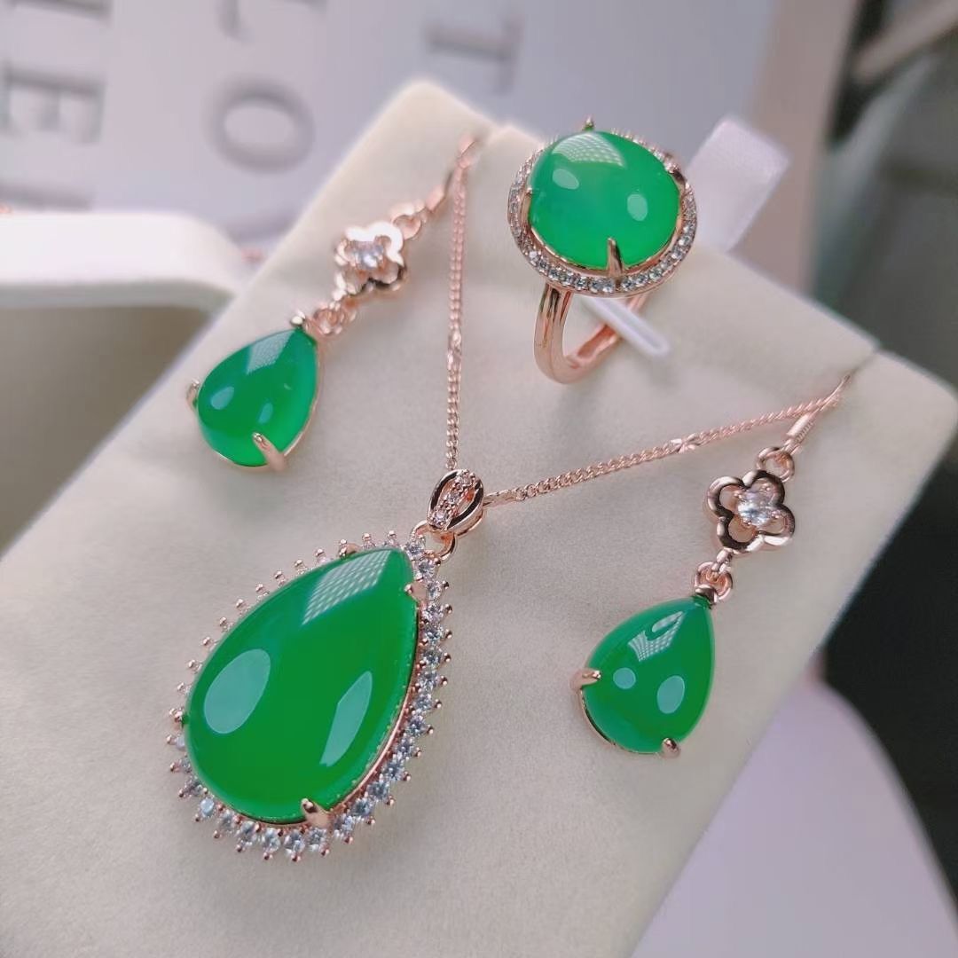 Lussuoso cristallo intarsiato Natural Pink chalcedony verde ciondolo collana orecchini anello set 3 pezzi set di gioielli