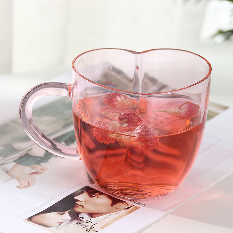 Le fabricant fournit des tasses roses en forme de cœur avec des poignées, des verres à café à double couche isolés, des tasses de lait