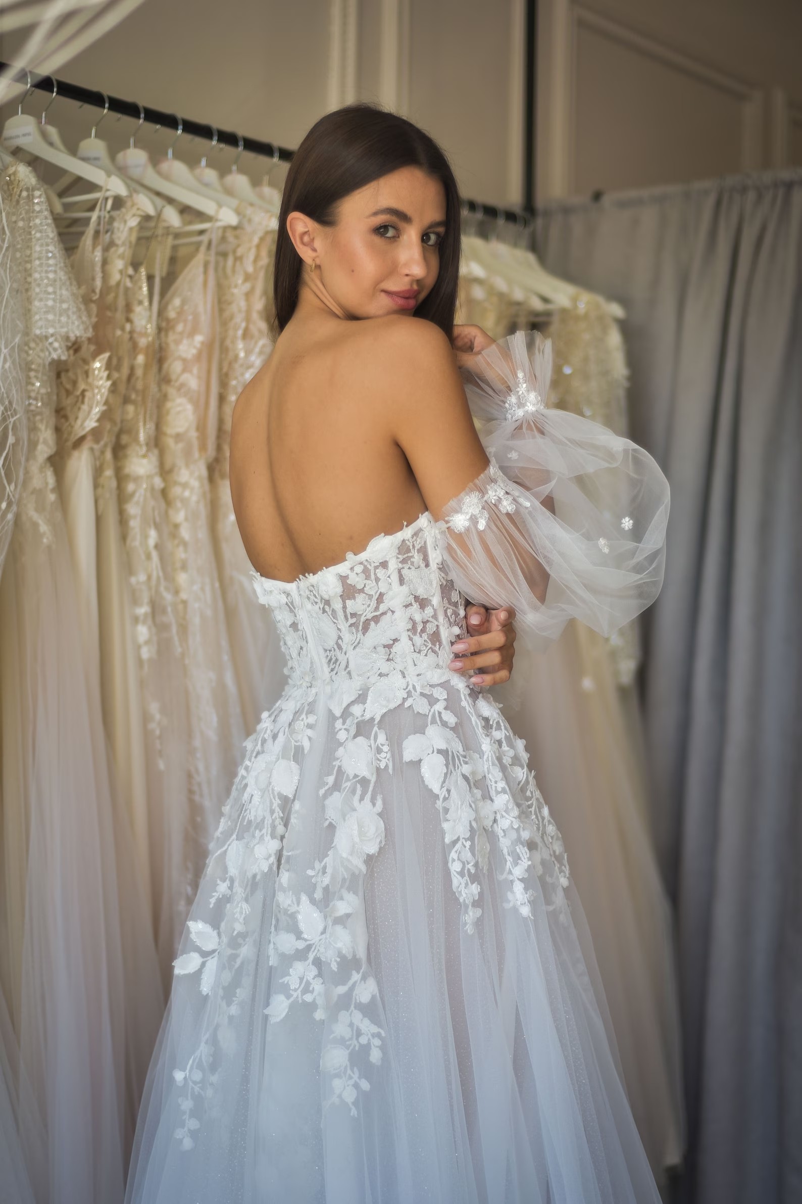 Romántico Puffy Mangas largas Tul Una línea Vestidos de novia Aso Ebi Encaje floral Apliques Cariño Vestidos de novia High Split Sexy Backless Vestidos De Novia CL2538