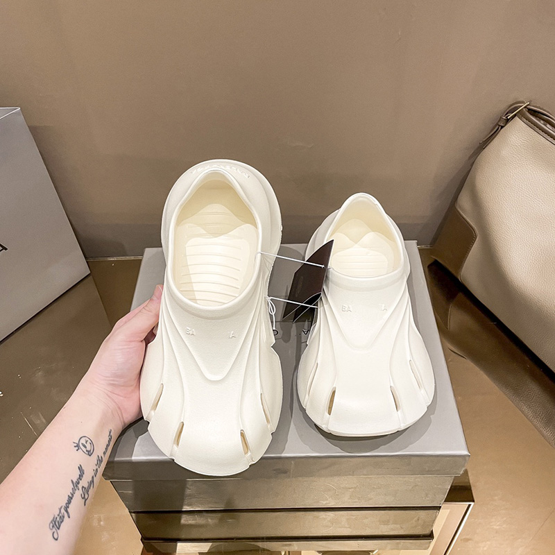 디자이너 샌들 럭셔리 샌들 남성 신발 신발 편지 디자인 통기성 경량 슬리퍼 기질 다목적 스타일은 선물 상자 먼지 가방 크기와 함께 제공됩니다.