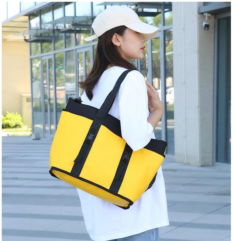 Axelväskor Designer Kvinnor Crossbody-väskor med stor kapacitet Reseväskor för utomhusbruk Lyxig handväska för strandpresent