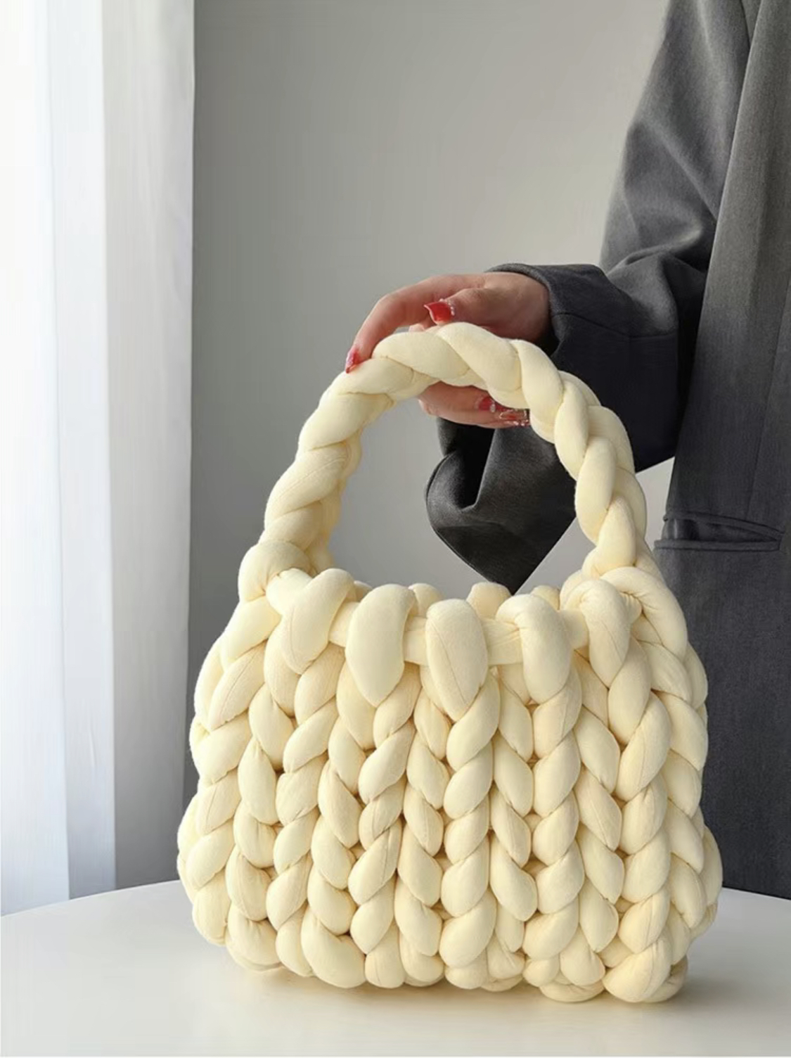 Bolsa de ombro de tricô grossa e volumosa de lã gigante tecida à mão