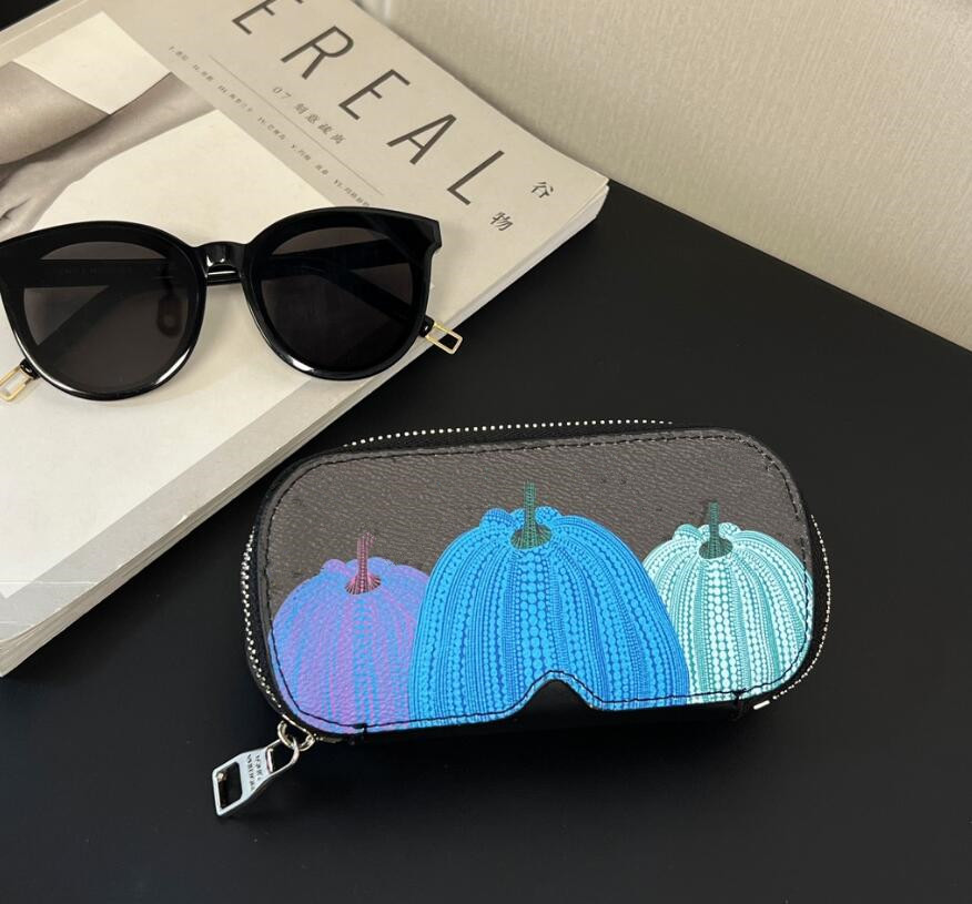 Limited Graffiti Letter Unisex Key Wallet Luxury Brand Womens Gradual Color Glasses Case Sunglasses Box Case Classic Women and Men Cion Purses Store Wallet Pocket