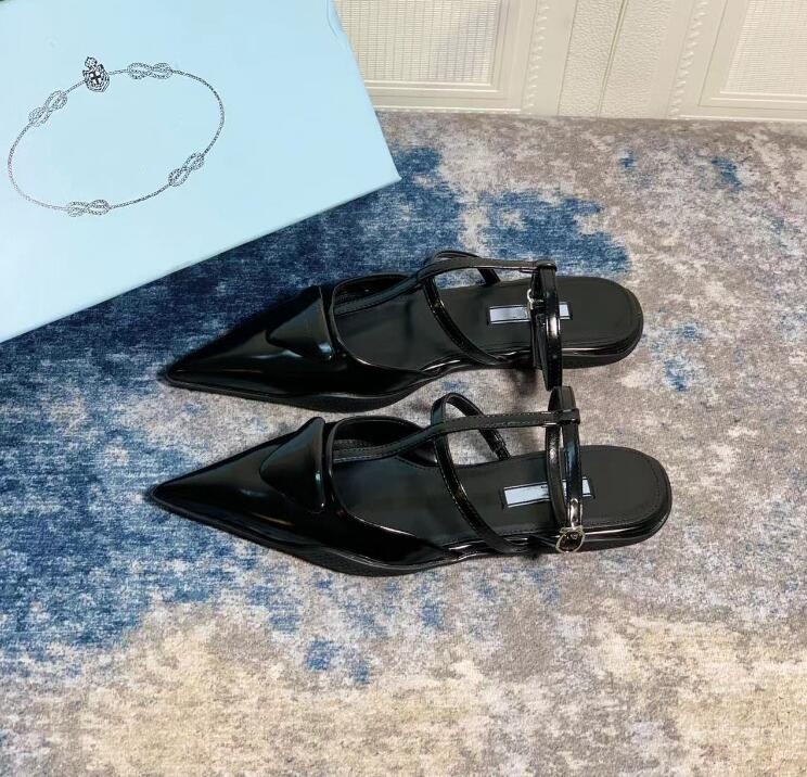 Marca de verano Sandalias planas Clásicos Triángulo Signo Señaló Negro Mate Delgado plano Brillante Charol Mujer Zapatos de boda con caja 34-41