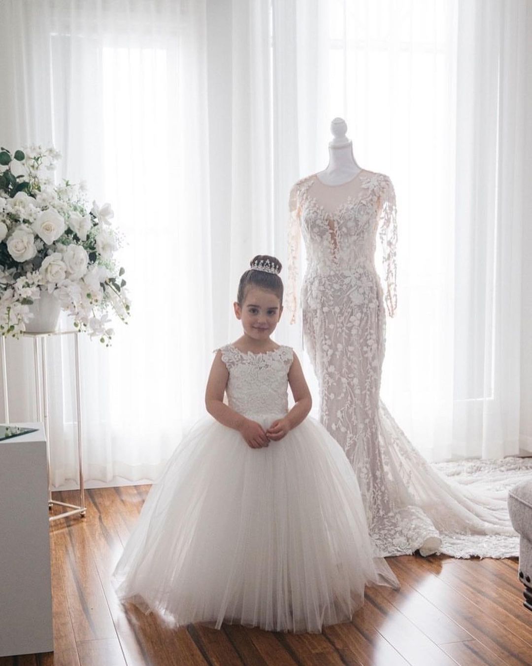 Adorable Lace Appliqued Princess Tulle Puff Flower Girl Dresses For Wedding With Big Bow V Neck Floor Length Little Girl's First Communion Formal Party Gowns CL2590