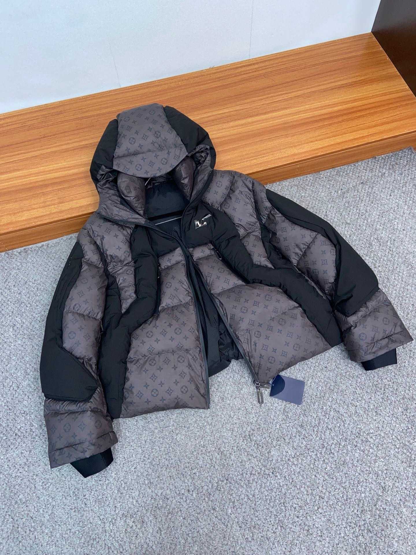 Winter temperature technology color-changing fabric super down jacket, according to the temperature change, full of science and technology and sense of the future.