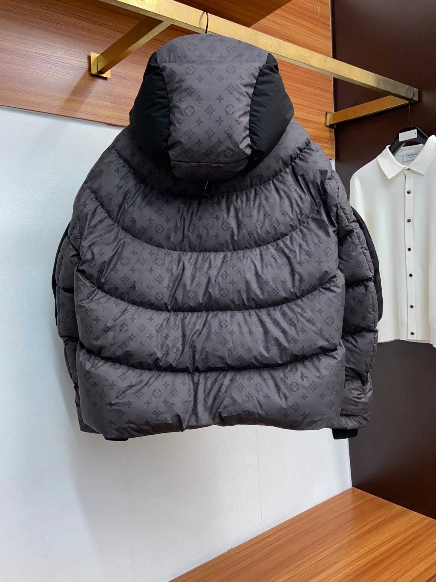 Winter temperature technology color-changing fabric super down jacket, according to the temperature change, full of science and technology and sense of the future.