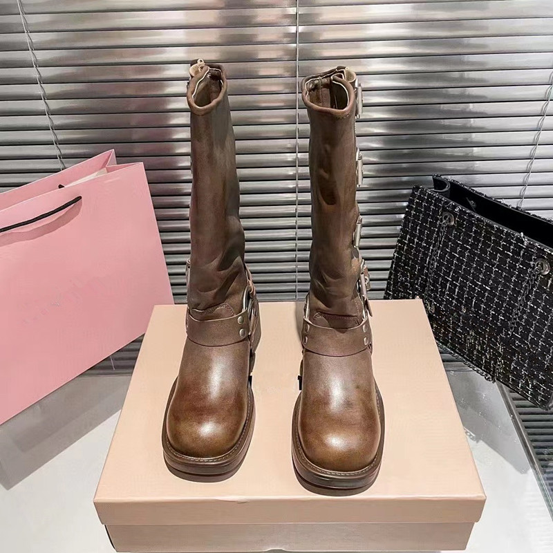 Botas de equitação femininas de grife 2023 novas botas de comprimento médio retrô fivela de couro salto médio botas da moda estilo punk europeu e americano sapatos femininos