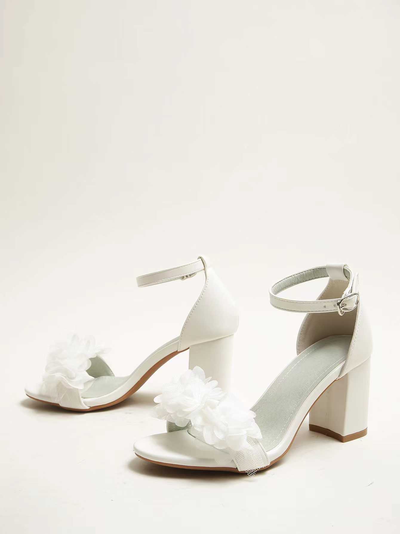 Zapatos de boda de verano 2022, tacones blancos de novia para mujer, sandalias elegantes con flores de encaje sólido, tacones gruesos con hebilla de tobillo negro de diseñador L230704