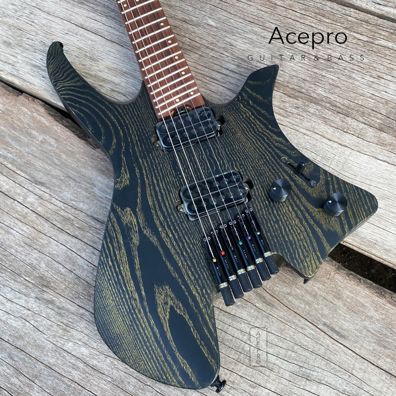 Neue Ankunft Headless E-Gitarre Satin Schwarz-Gold Esche Korpus Roast Maple Hals Jumbo Edelstahl Schrägbünde Hohe Qualität