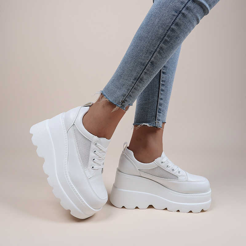 2023 NYHET White Wedge Sneakers Skor Plattform Andas ihåliga skor Chunky Platform Heel Pumps Skor Dam Klackar L230704