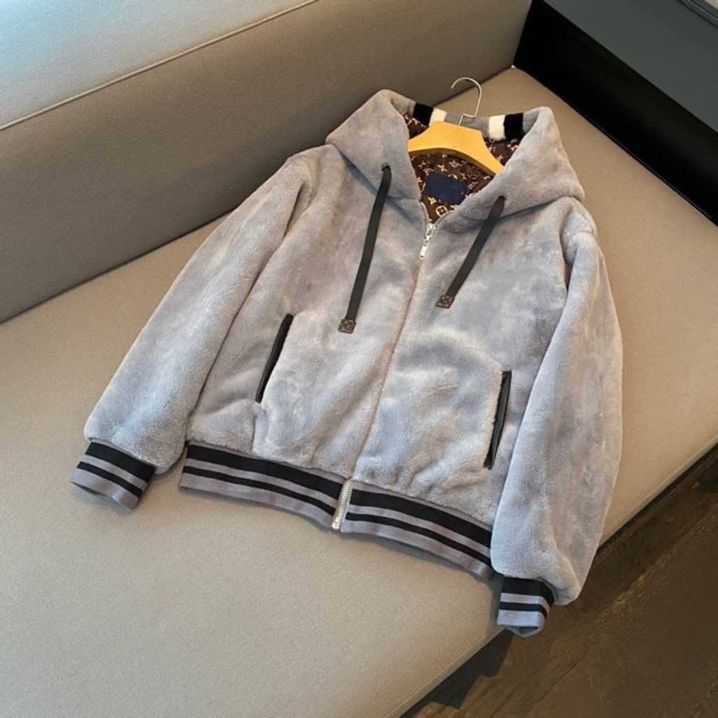 Autumn and winter new lamb wool splicing jacket jacket, striped color, lamb wool soft and comfortable and warm, men and women alike.