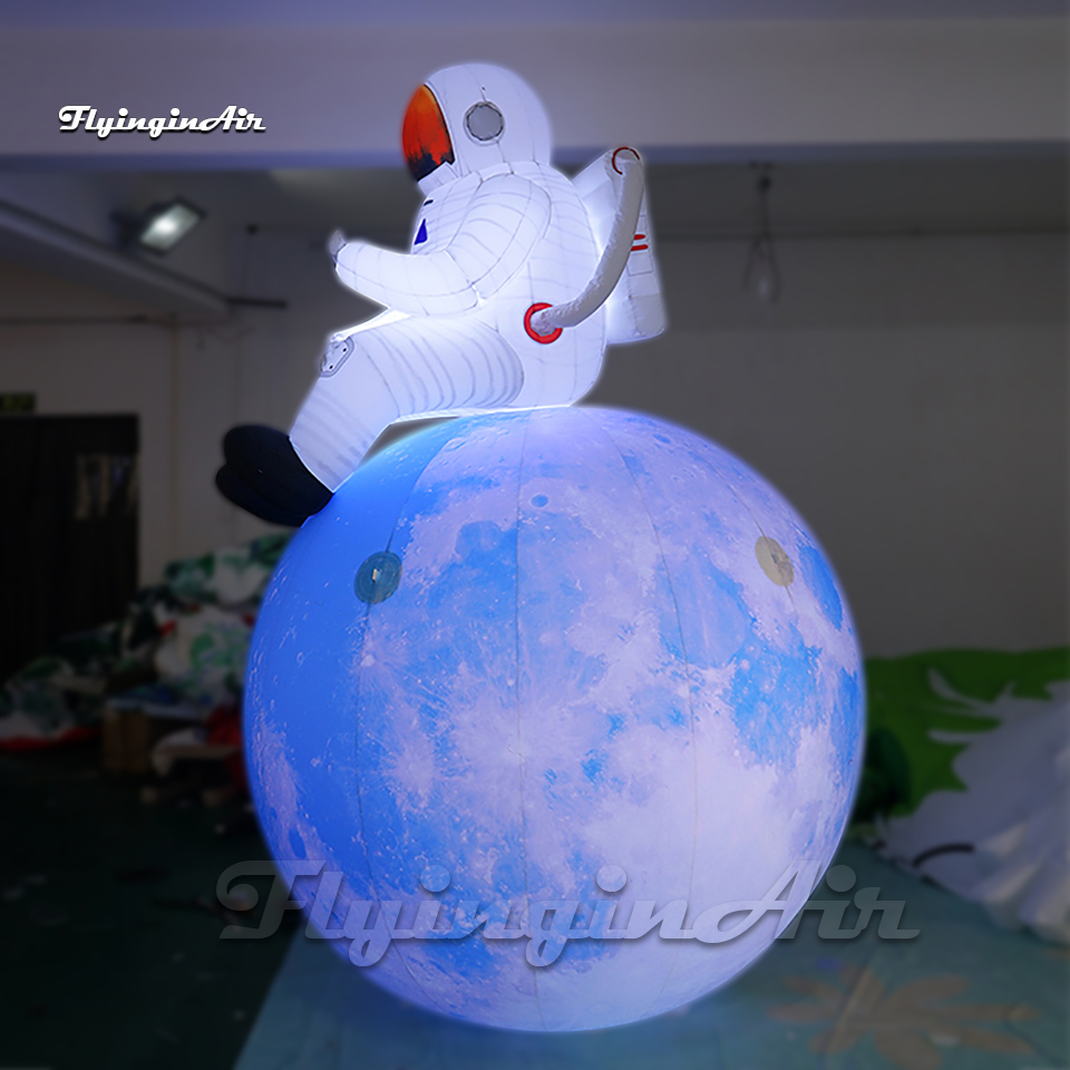 Grand ballon gonflable bleu de planète de lune d'éclairage étonnant avec un astronaute se reposant pour l'exposition d'étape de carnaval