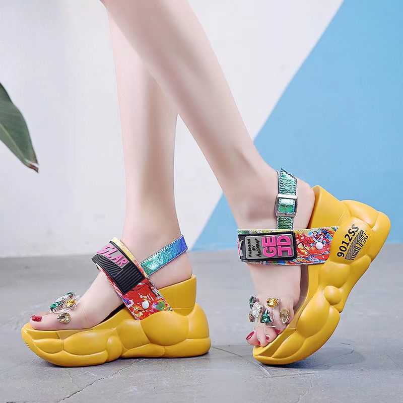 2022 새로운 여성 여름 웨지 샌들 투명 PVC 크리스탈 청키 플랫폼 신발 여성 무지개 두꺼운 바닥 샌들 리아 L230704