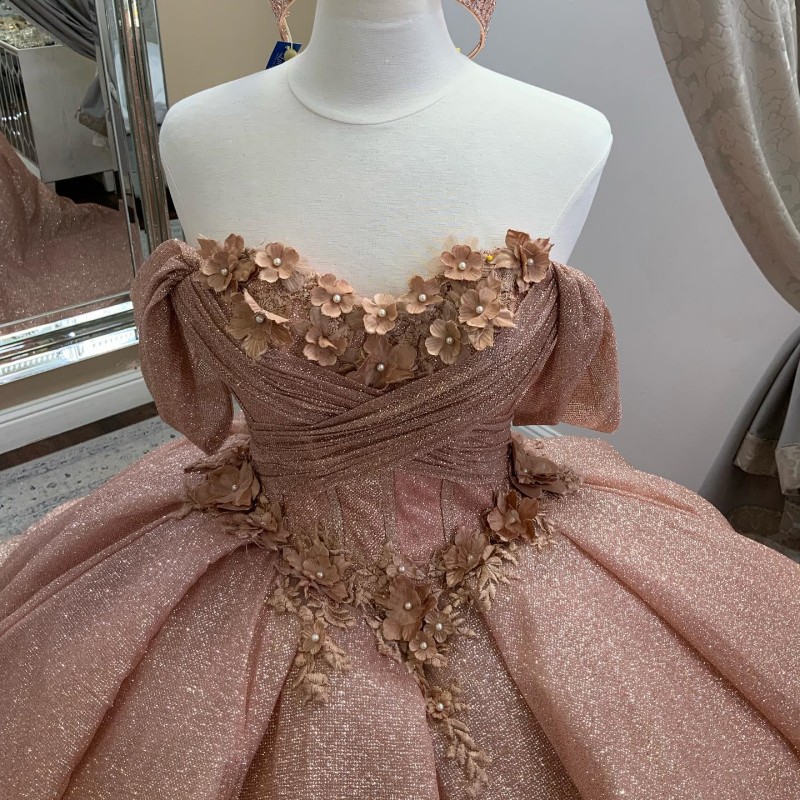 Cinghie lucide in oro rosa con spalle scoperte Abito da quinceanera Abito da ballo Bling Appliques in cristallo Pizzo 3D Corsetto floreale Vestido De 15