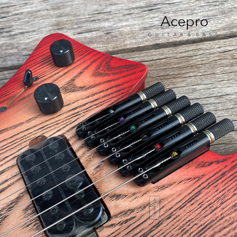 Nuovo arrivo Satin Red Burst Chitarra elettrica senza testa Corpo in frassino Manico in acero arrosto 2.9 Tasti obliqui in acciaio inossidabile jumbo