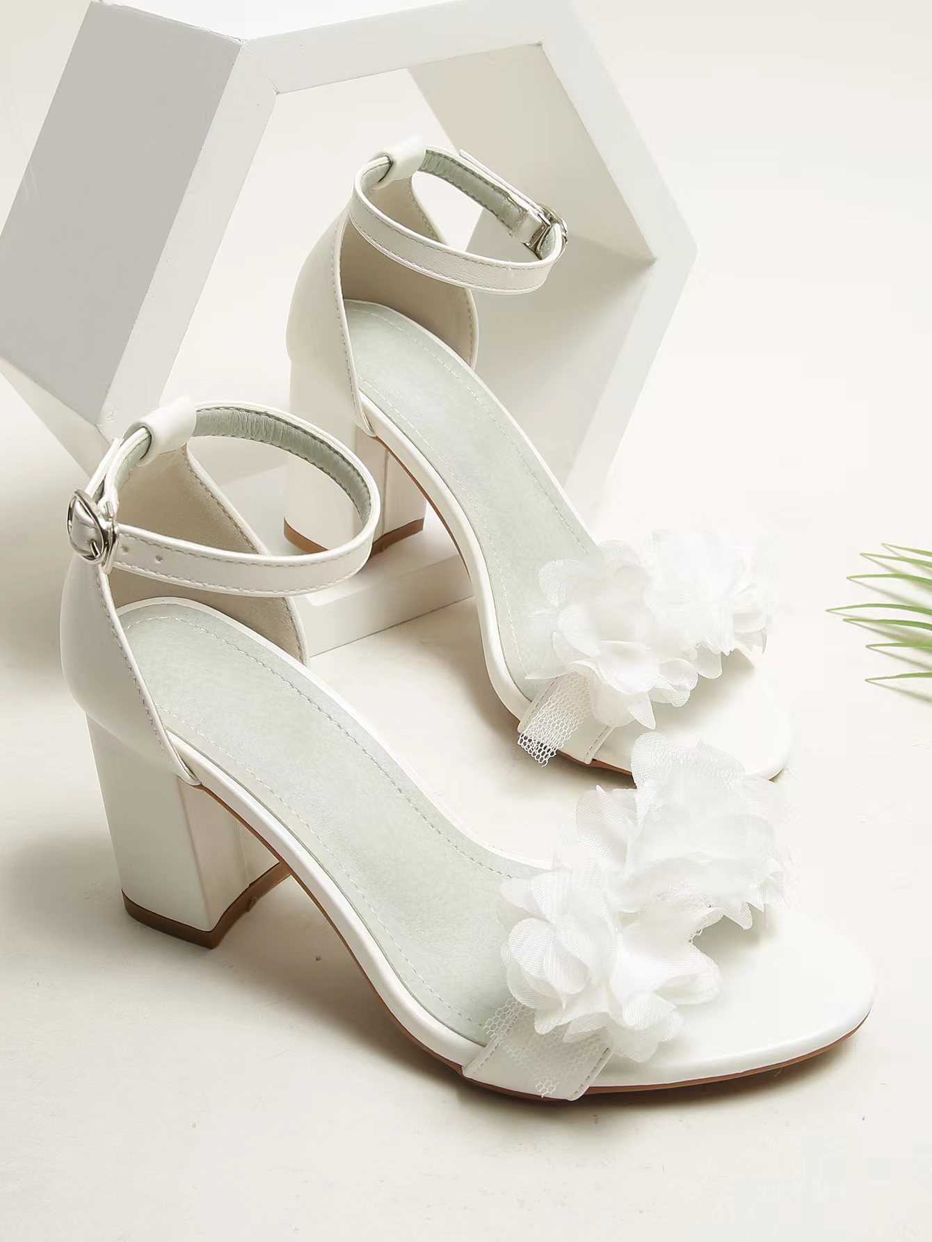 Zapatos de boda de verano 2022, tacones blancos de novia para mujer, sandalias elegantes con flores de encaje sólido, tacones gruesos con hebilla de tobillo negro de diseñador L230704