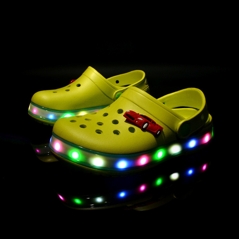 Sandaler Mode Barn LED Skor Sommar Barns Strand Vatten Skor Litet hål Anti slip Slider Unisex pojkar och flickor Upplyst Slider 230711