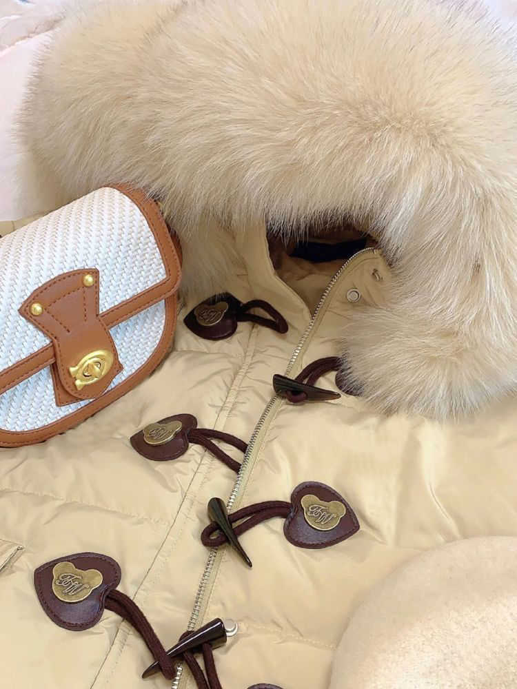 가을과 겨울 여성 후드 모피 칼라 다운 코트, 지퍼 및 경적 버튼 디자인, 따뜻하고 간단하고 세련된 버전이 더블 방풍.