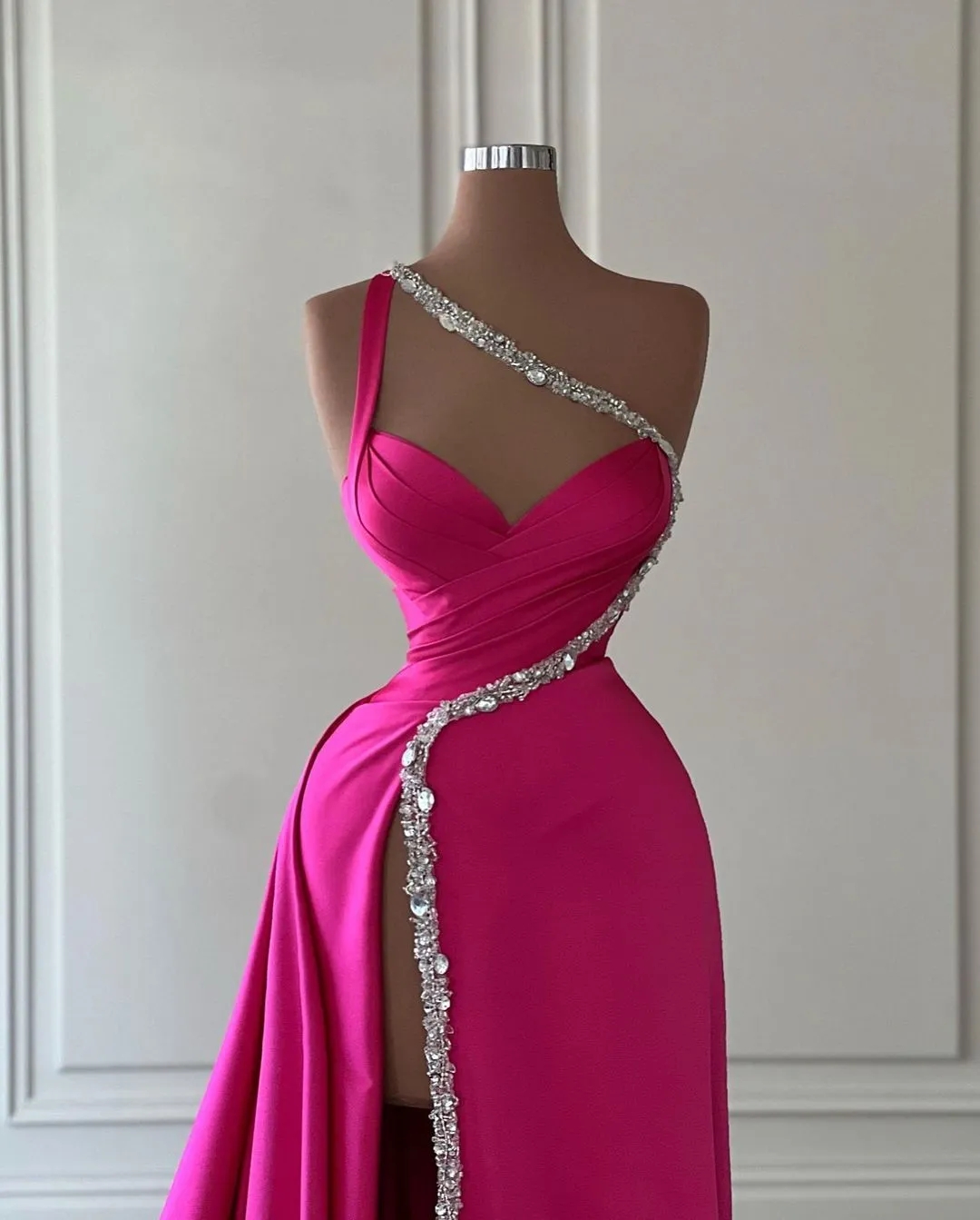 Elegant fuchsia en axel balklänningar glittrande strass paljetterade ruched satin formella tillfällen festklänningar sexig lår split kväll kändis klänning cl2607