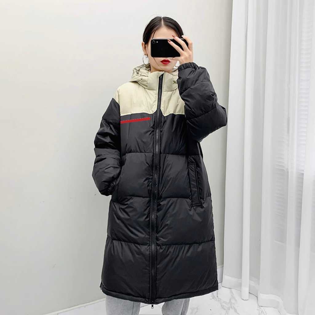 Manteau long à capuche pour femmes d'automne et d'hiver, épissage bicolore, tendance de la mode, duvet de canard blanc rempli doux et confortable.