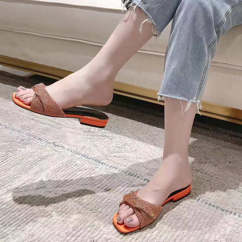 2023 Designer Pure Color Round-Toe Slides Hausschuhe Damen Luxus 100% Leder Outdoor Echte Seide Strass Mode Sandalen Dame Sexy Low-Heeled Slipper Schuhe Größe 40