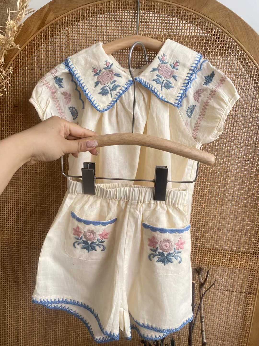 女の子のドレスApo Children Girl Embroidery Dress 2023夏の新しいリネンブラウスヨーロッパアメリカンファッションブランドキッズカジュアルベビードレスkd230712