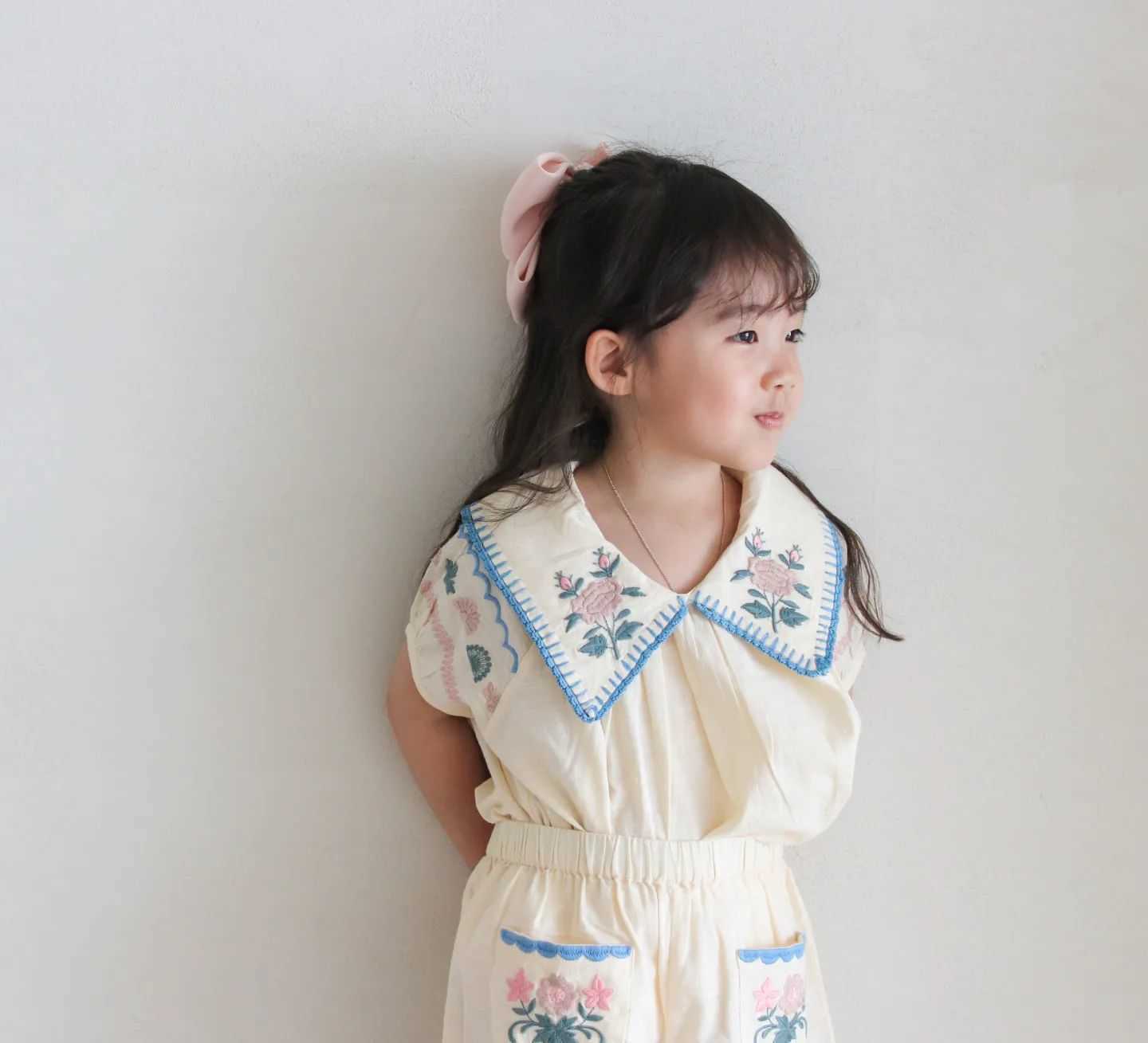 女の子のドレスApo Children Girl Embroidery Dress 2023夏の新しいリネンブラウスヨーロッパアメリカンファッションブランドキッズカジュアルベビードレスkd230712