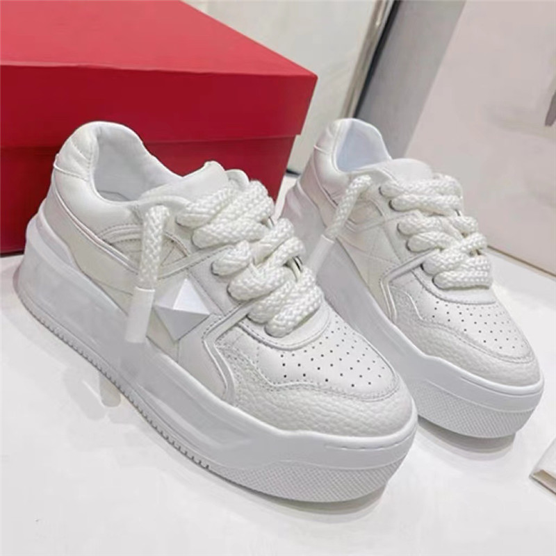 2023 Spring and Autumn New Ladies Sports Shoes Riveted Casual Board Shoes Matsuke Thick Sole Versatile INS Single Shoes Breathable Walking Women's Shoes