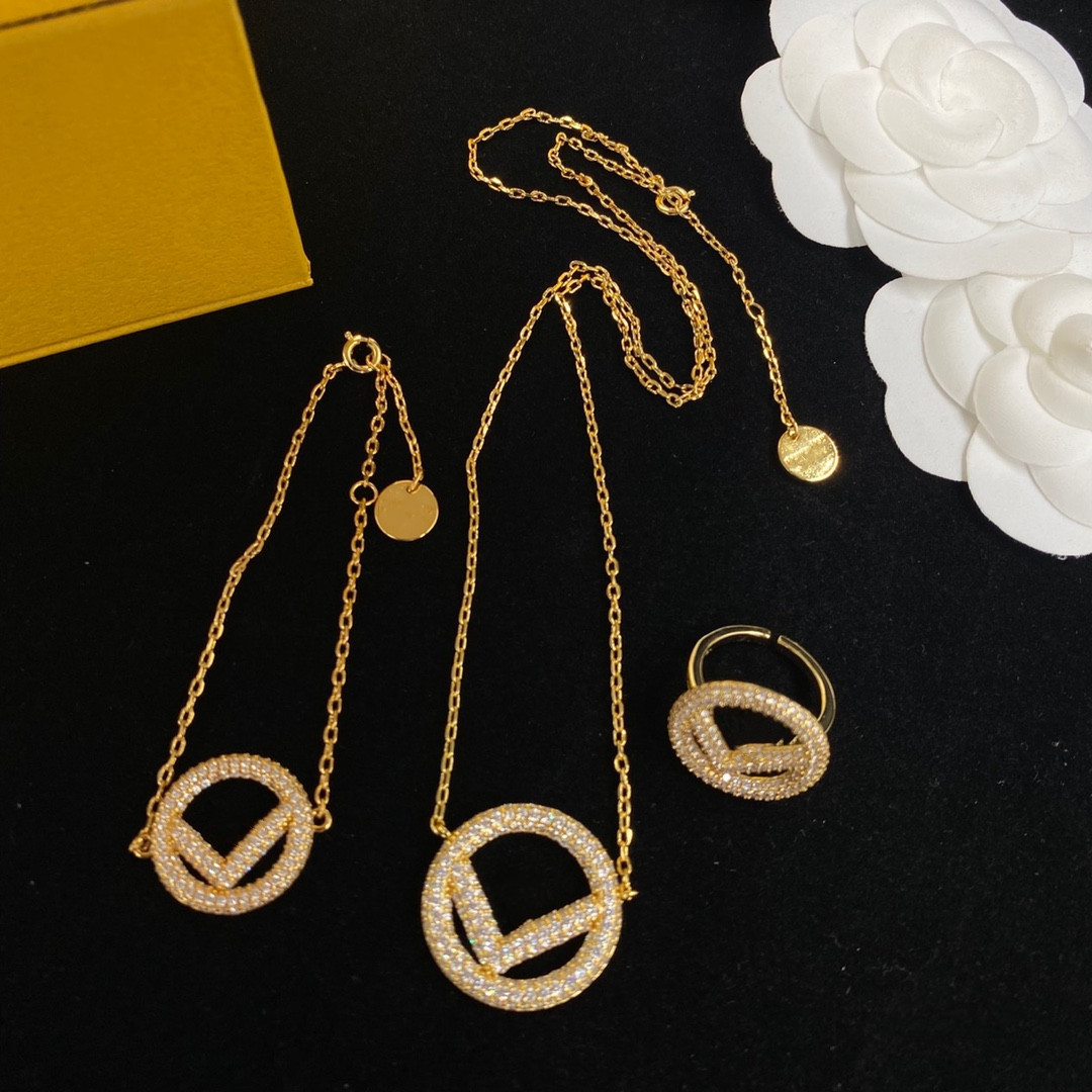 Luxurys Designer Halsketten Gold plattiert Edelstahl Mode Frauen Halskette Anhänger Hochzeit Accessoires Boutique Schmuck 2307134bf