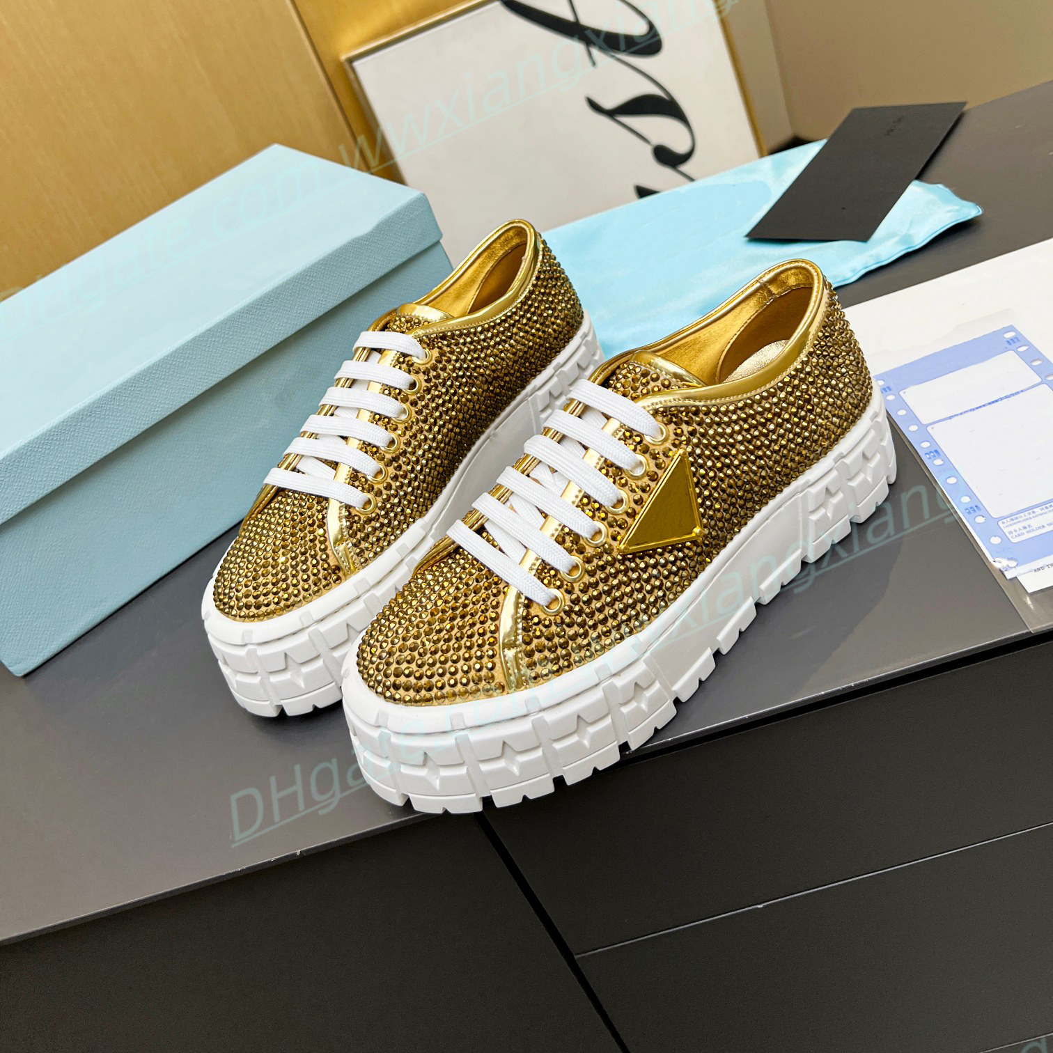 Toppdesigners skor casual skor sneakers klänning skor lyx läder kristall glitter diamant dubbel hjul platt skor 5 cm präglade gummibotten loafers med låda