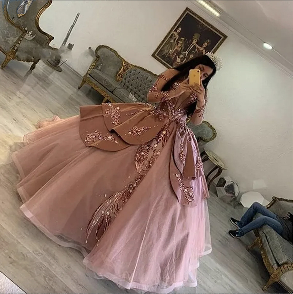 Tozlu Pembe Prenses Quinceanera Elbiseler İllüzyonlu Uzun Kollu Gül Altın Sequin Aplikeler Kabarık Tatlı 16 Pageant Elbise Katmanlı Resmi Akşam Balo Gowns