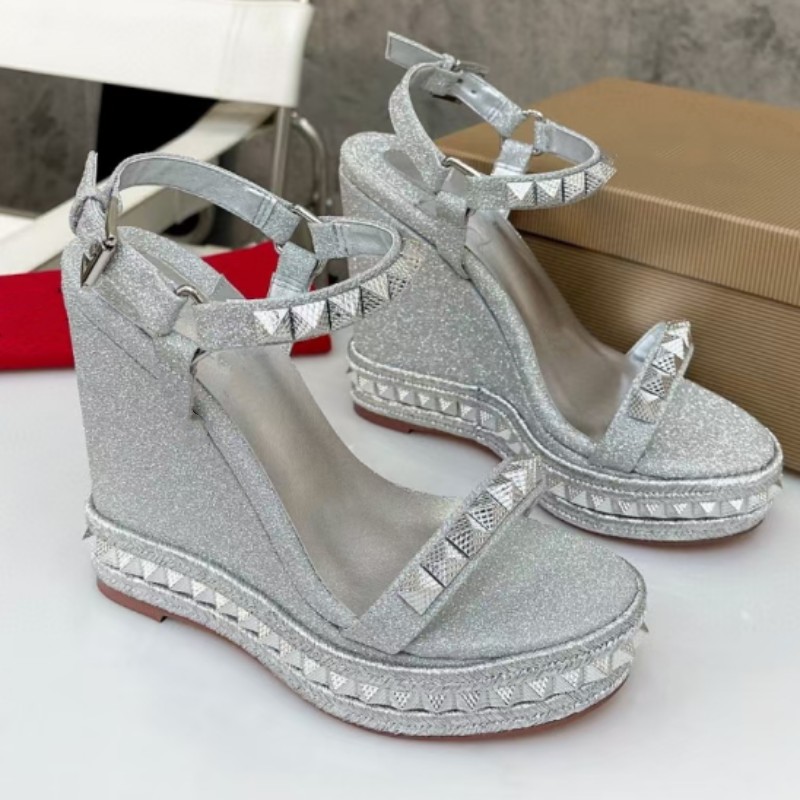 På våren och höstens modemärke Design Högklackade sandaler som spikar Dekorativt läder Bröllopsdans Naked Women High-End Women's Shoes Wedges Thick Bottom Butt