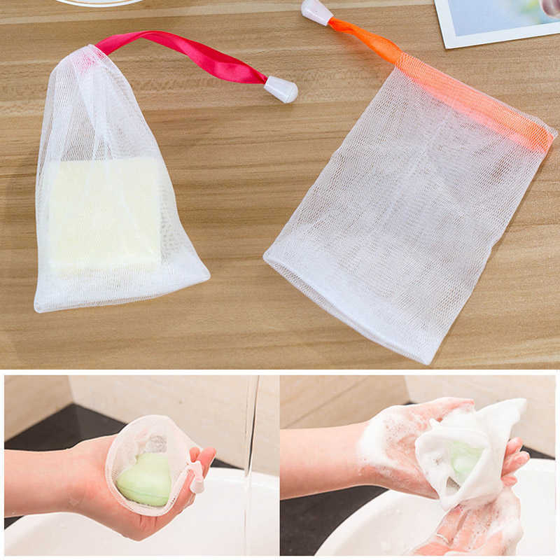 Сетчатая сеть домашних продуктов для ванной комнаты висят нейлоновые чистящие перчатки для мыть
