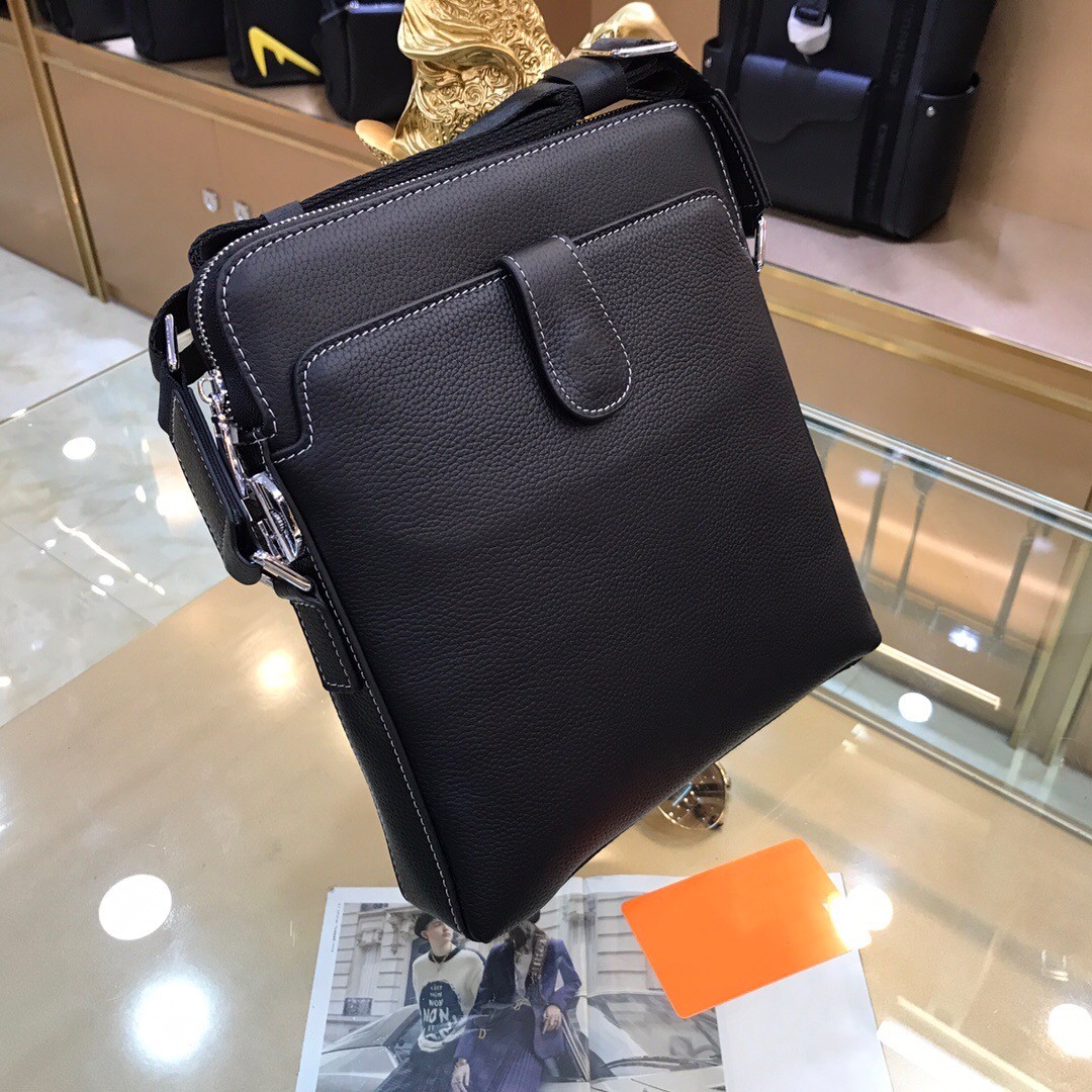 2023 Market Hot Selling Boutique Cowhide Men's One Shoulder Crossbody Bag Black Square Business Casual Zipper Style Designer Personlig mode Casual