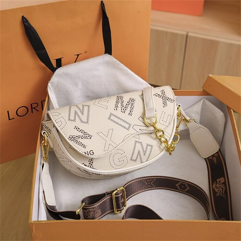 2023 Fashion Style Cross Body Bags Lock Catch Handväskor Toppdesigner Totes Letter Printing axlar Väska Kvinna Lyxig axelväska