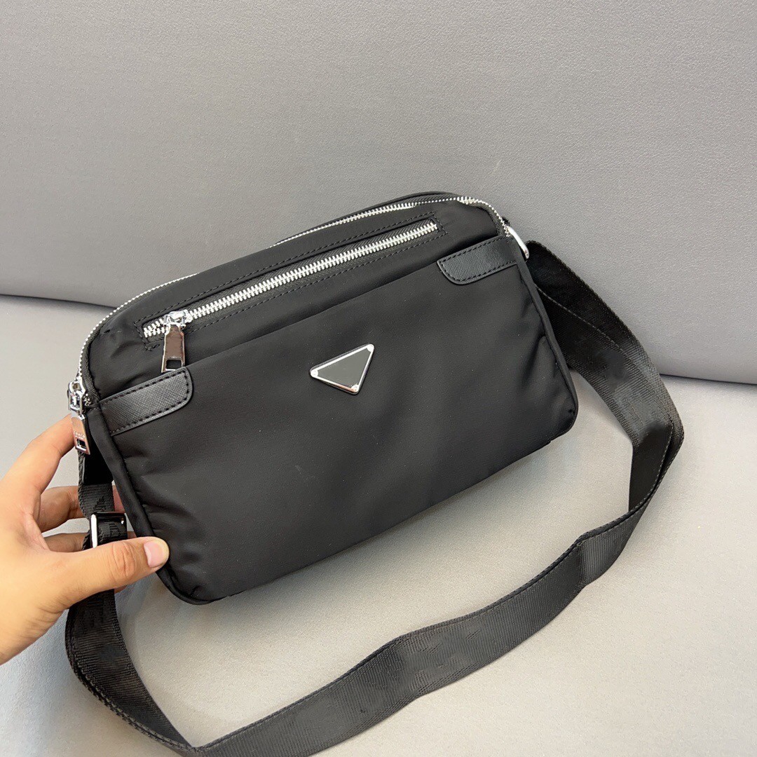 2023 Bestsäljande liv Portable Black Nylon Men's and Women's Small Bag Light Luxury Brand One Shoulder Crossbody Bag liten kapacitet dragkedja infällbar axelrem