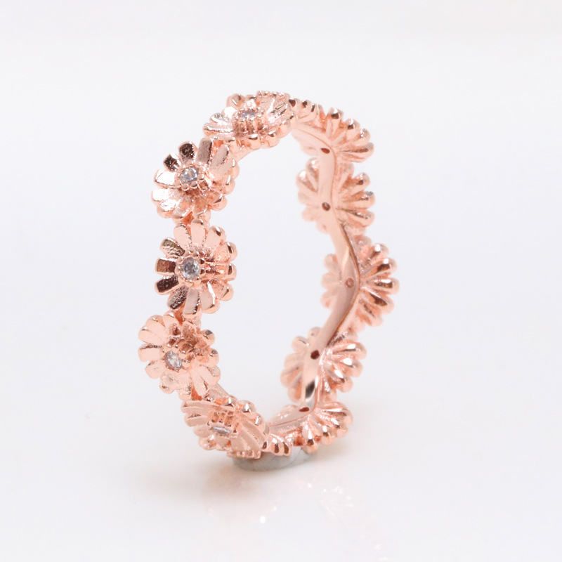 Ring kvinnlig designer Brilliant Wreath Ring Anneau Women CZ Small Daisy Flower Classic Jewelry Ring Girl Bästa gåva Anillo