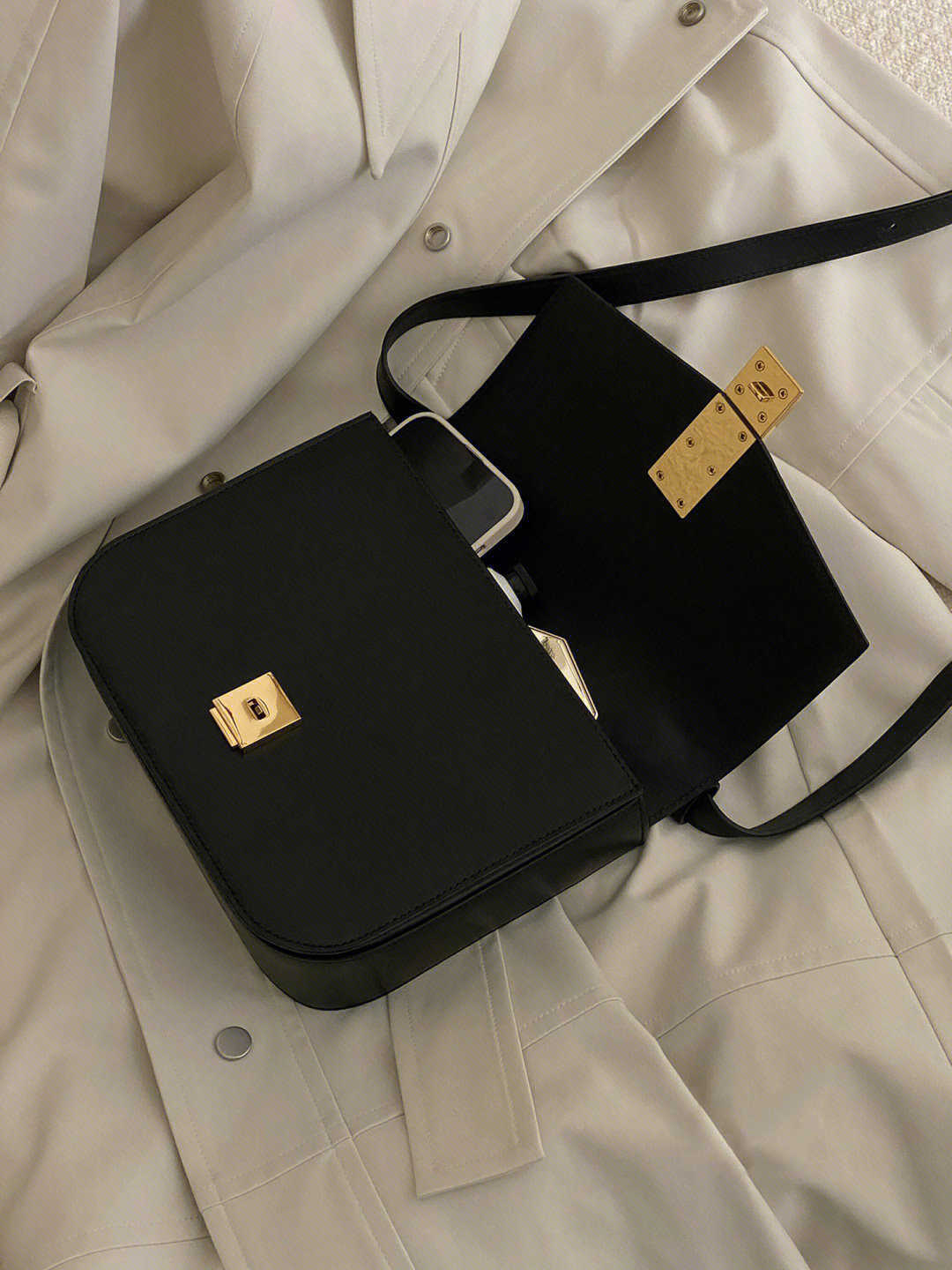 Bagsy dla kobiet w ukasie niszowe marka 2023 NOWOŚĆ VINTAGE Black Gold Bag Women's One ramię Crossbody Light Luksusowe tofu wieczorne sprzęgła