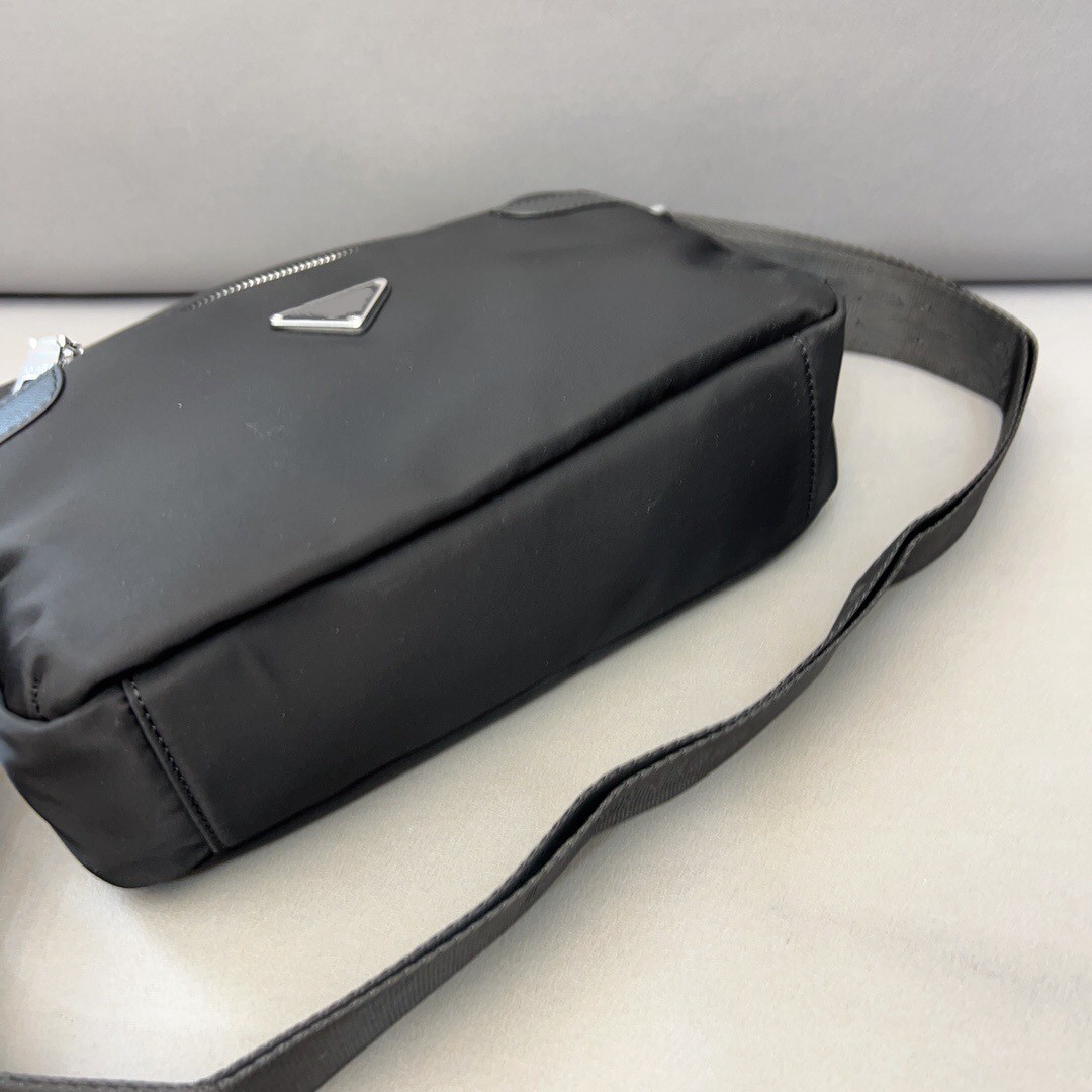 2023 Bestsäljande liv Portable Black Nylon Men's and Women's Small Bag Light Luxury Brand One Shoulder Crossbody Bag liten kapacitet dragkedja infällbar axelrem